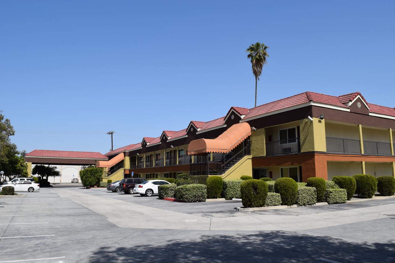 Budget Inn Ла-Пуэнте Экстерьер фото