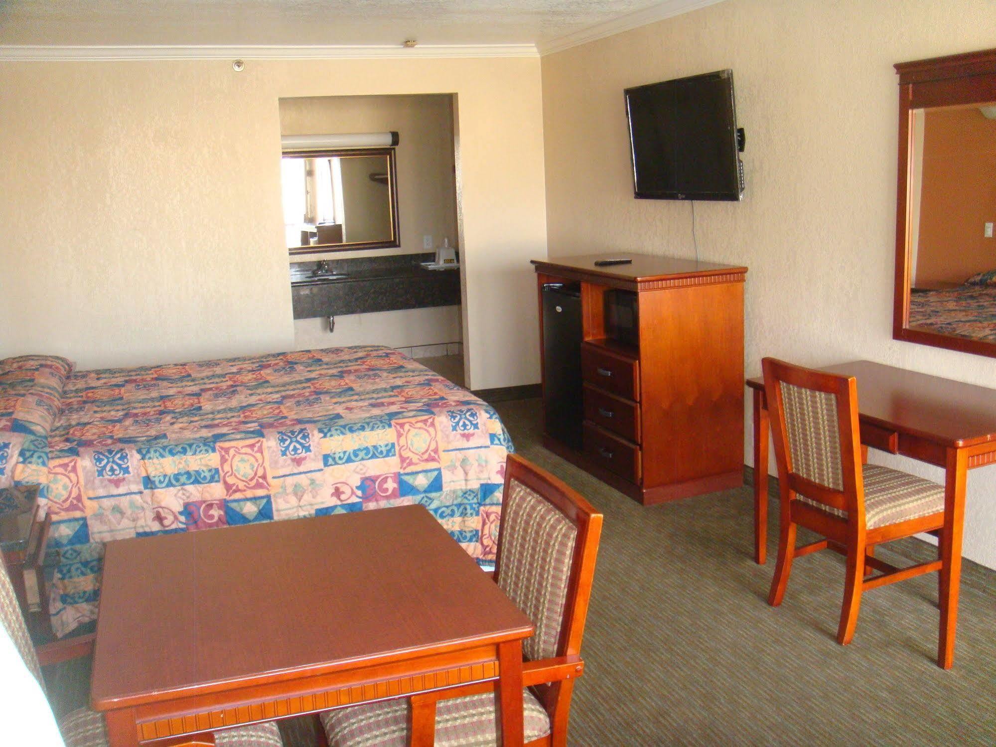 Budget Inn Ла-Пуэнте Экстерьер фото